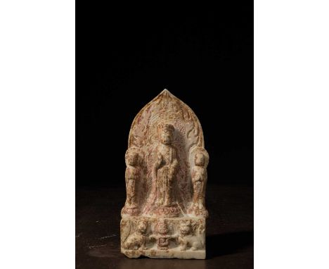 Dimensions: Height 20,5 cm Wide 10 cm Depth 5 cmWeight: 1283,9 grams A beautifully carved stone shrine featuring Guanyin, the
