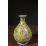 YELLOW-GROUND FAMILIE ROSE YUHUCHUNPING VASE WITH JIAQING MARK (1796-1820)