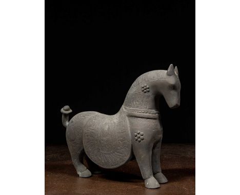 Dimensions: Height 25,5 cm Wide 31 cm Depth 9 cmWeight: 6202 grams This elegant metal sculpture of a standing horse is render