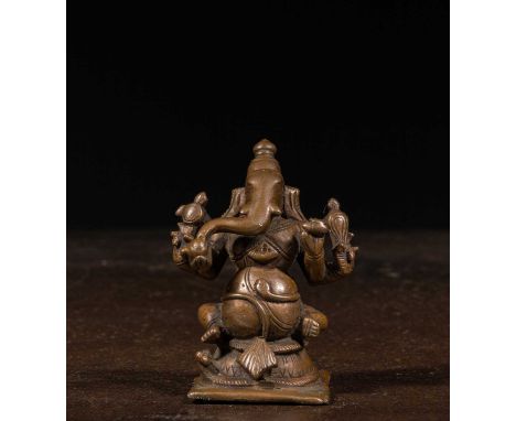 Dimensions: Height 7,5 cm Wide 5,5 cm Depth 4 cmWeight: 288,4 grams Bronze sculpture of Ganesha in a relaxed yet powerful sea