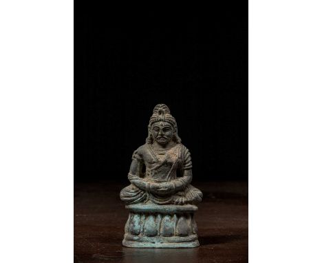 Dimensions: Height 10,5 cm Wide 6 cm Depth 2,5 cmWeight: 163 grams This compact and expressive seated Bodhisattva in cast bro
