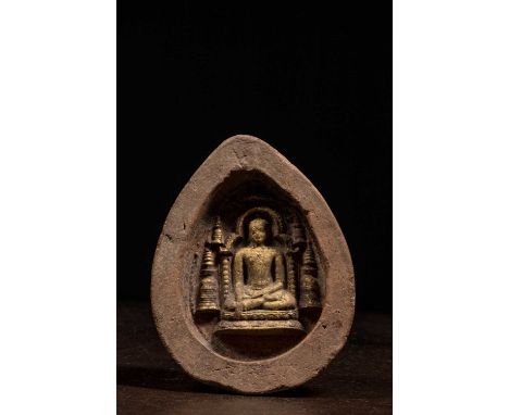 Dimensions: Height 13,8 cm Wide 10,6 cm Depth 3 cmWeight: 464 grams This tsa tsa clay tablet depicts a seated Buddha in a med