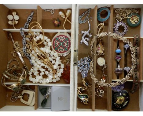 A collection of vintage costume jewellery to include a lizard brooch, a Trifari necklace etc Condition Report: Not available 