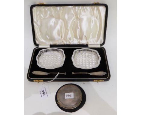 A lot comprising a cased pair of glass butter dishes with silver knives, Chester marks and a silver compact, Birmingham 1981 
