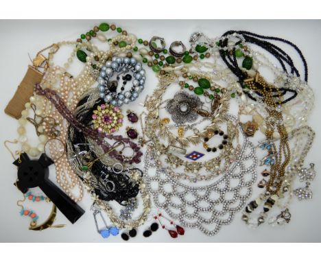 A collection of vintage costume jewellery to include, a large diamante necklace, earrings beads etc Condition Report: Not ava