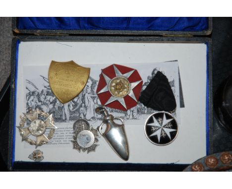 A tray lot including various military badges, animal horn flask, lion's head knocker etc Condition Report: Available upon req