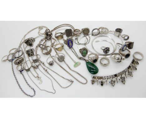 Silver and white metal jewellery to include, a Chinese green hardstone frog ring, silver chains, rings etc Condition Report: 