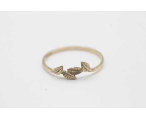 9ct gold ring with leaf design (1g)