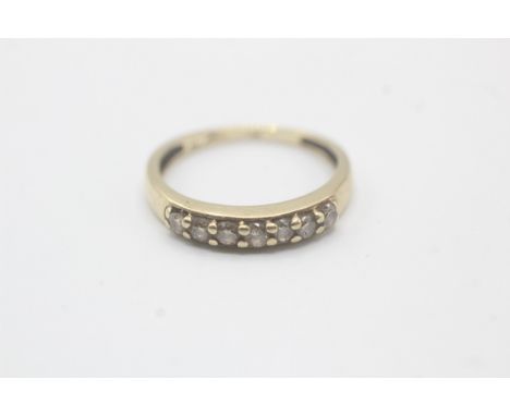9ct gold and diamond row set ring (1.6g)