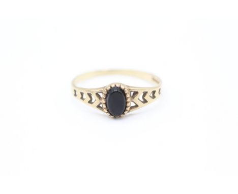 9ct gold and black onyx ring (0.9g)