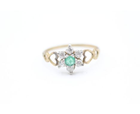9ct gold emerald &amp; cubic zirconia cluster ring (1.1g)