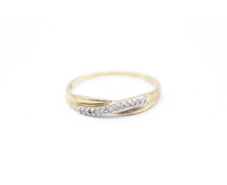 9ct gold diamond cross-over ring (1.1g)