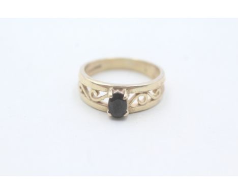 9ct gold sapphire ring with patterned shoulders (3.2g)