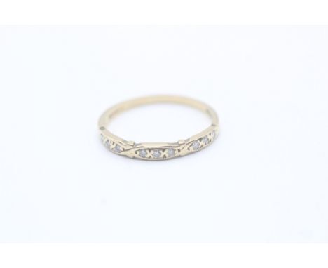 9ct gold and diamond ring (1g)