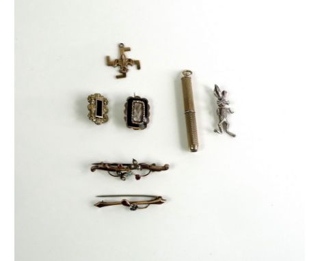 A 9ct gold propelling toothpick with engine turned body, hallmarked, 5.6g, together with two yellow metal mourning brooches, 