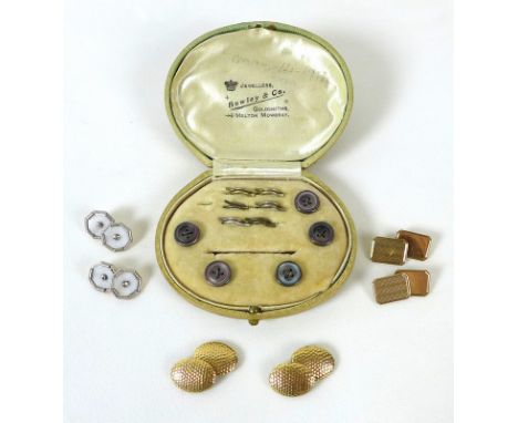 CATALOGUE AMENDMENT, BI-COLOURED CUFFLINKS ARE 18CT GOLDA pair of 14ct gold hammered oval cufflinks, unmarked but tested, 13g