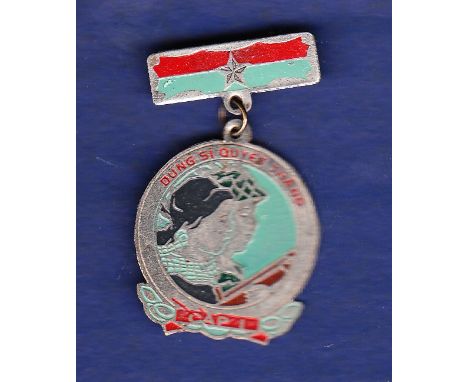 Vietnam Women's army 'dung si quyet thang' badge Cap I Award.