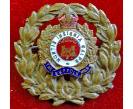 WWI The Suffolk Regiment Sweetheart badge, interesting design with the cap badge brooch surmounted within a laurel. Made of b