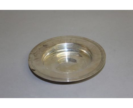 AN ARMADA STYLE DISH, 11cms diameter. London 1935. Maker: R. C. 