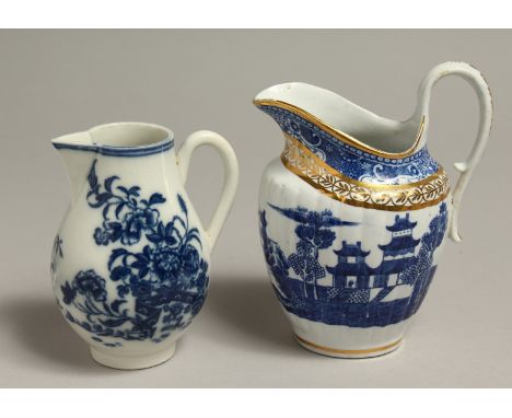 AN 18TH CENTRUY CAUGHLEY JUG printed with the Fence pattern and a Late Caughley jug printed with a chinoiserie scene (2).