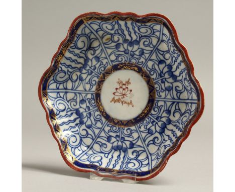 AN 18TH CENTURY ROYAL LILY PATTERN TEA POT STAND, 'S' mark. N B.  Caughley Royal Lily is much rarer than it's Worcester count