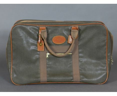 A mulberry brown Scotch grain leather travel bag, having zipped pocket to interior and front, with dustbag. H.40cm, W.65cm