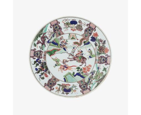 Große Famille-verte Platte mit Kampfszenen. China. Kangxi-Periode (1662-1722). Porzellan, polychrom bemalt in den Farben der 