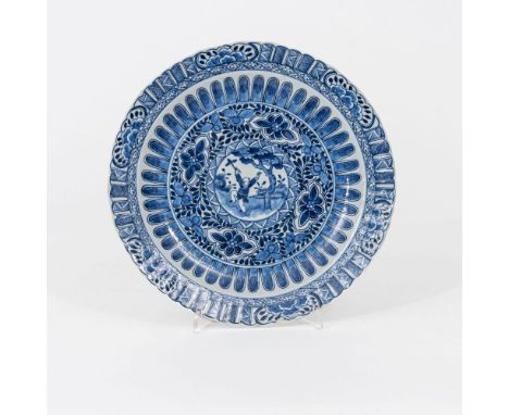 Blau-weiß Teller mit tanzendem Chinesenknaben. China. Qing-Dynastie, Kangxi-Periode (1662-1722). Porzellan, unterglasurblaue 