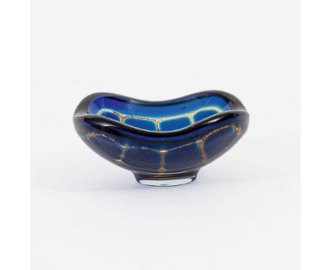 Sven Palmquist (1906 - 1984), Schweden. Kleine Schale 'Ravenna'. Orrefors, Schweden. Um 1958. Überfangglas, farblos, blau und