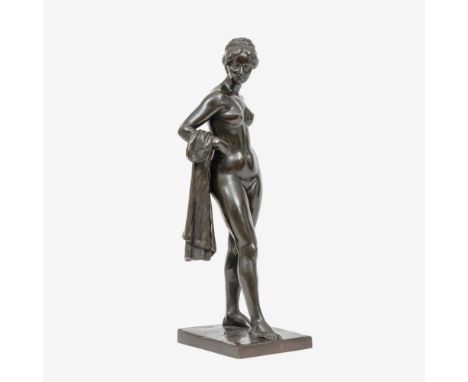 Reinhard Schnauder (Plauen im Vogtland 1856 - Dresden 1923). Badende Venus. Anf. 20. Jh. Bronze, schwarz patiniert. H. 53 cm.