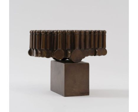 Georg Engst (Hamburg 1930 - Hamburg 2021). 116 Einradfahrer. 1986. Bronze, braun patiniert. Figuren: 11,3 x 24,4 x 13 cm, Soc