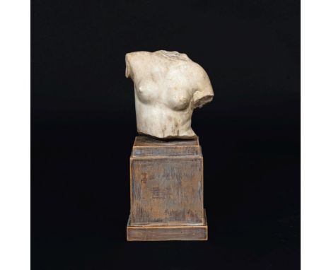 Antiker weiblicher Torso. Römische Kaiserzeit, 1.-3. Jh. n. Chr. Hellbeiger, kristalliner Marmor. Torso: H. 15 cm, montiert a