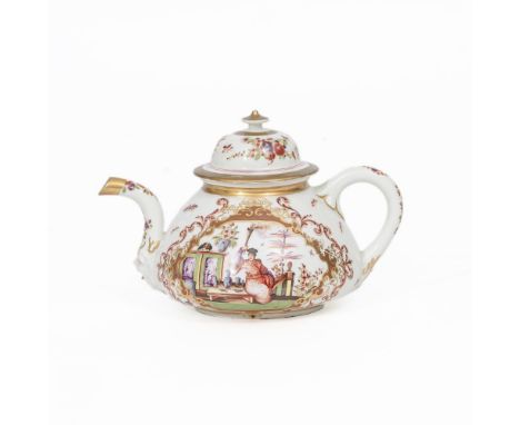 Seltene, frühe Teekanne mit Hoeroldt-Chinoiserien. Meissen. Um 1723/24. Weißes Boettger-Porzellan, farbig bemalt. H. 9,9 cm. 