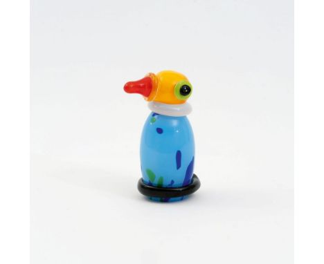 Otmar Alt (Wernigerode 1940). Vogelfigur mit roter Nase. Wohl Rosenthal, studio linie. Farbiges Glas. Sign. O. Alt (graviert)