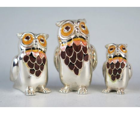 A QEII Silver Family of Three Owls with enamel decoration,  largest 4cm high, Sheffield marks, 62.1g 