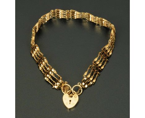 A 9 ct gold gate bracelet, 5.1 grams. 