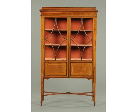 An Edwardian inlaid mahogany display case, with caddy top, being satinwood banded, boxwood and ebony strung, with three quart