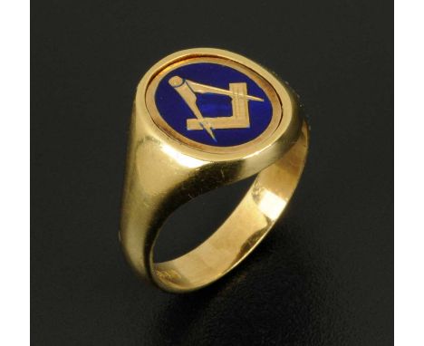 A 9 ct gold Masonic ring, enamelled top, size O. CONDITION REPORT: This is a swivel ring. The opposing side is plain gold.  R