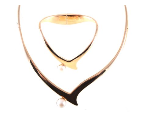 A matching yellow metal contemporary collar and bangle set with a cultured pearl, plain polished finish with a V shape sectio