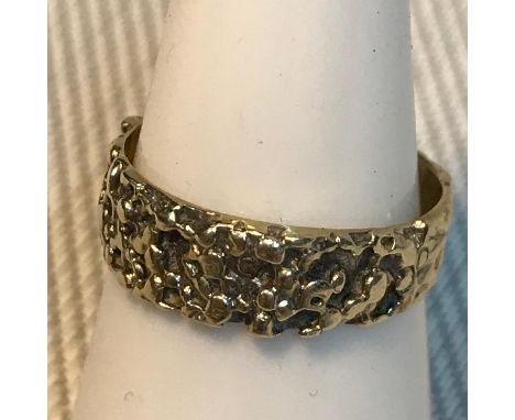 An unusual gold wedding band, Possibly 18ct gold was made in 1970. Ring size L. Weighs 2.78grams 