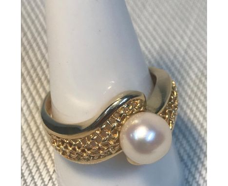 A 14ct gold ladies ring set with large single pearl. Ring size T, Weighs 5.60grams. 