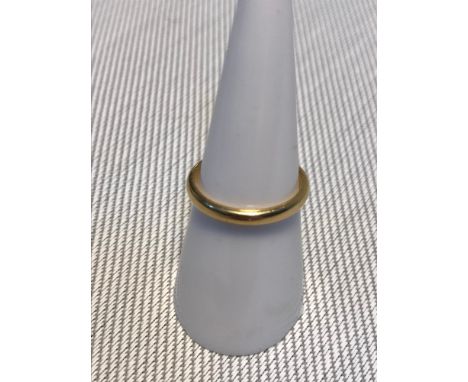 18ct gold wedding band, Ring size M, Weighs 2.97grams 