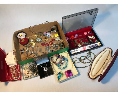 A Collection of vintage and modern costume jewellery which includes Pilgrim costume jewellery, Various Agate stone brooches a