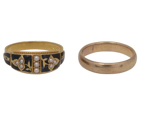 An Edwardian 18ct yellow gold, enamel and seed memorial pearl ring, the terminals of the top section of the tapering band wit