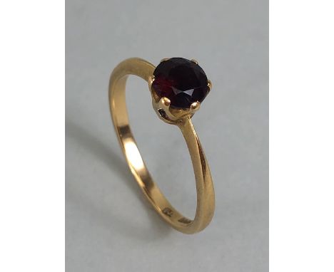 Antique jewellery, 18ct yellow gold ring set with a single Garnet approximately size R and 3.0g