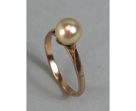 9ct gold ring set with a single cultured pearl approximately 2.45g size R