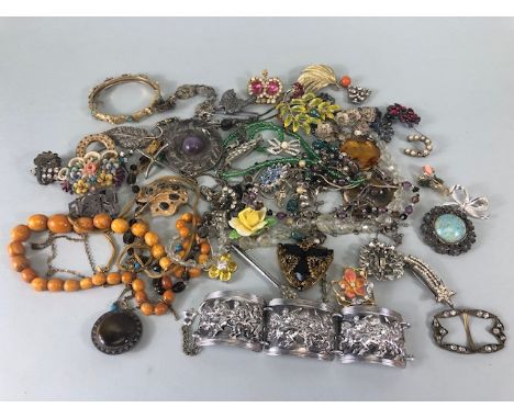 Costume jewellery, collection of Antique and vintage items to include brooches , chains, bangles pendants rings etc