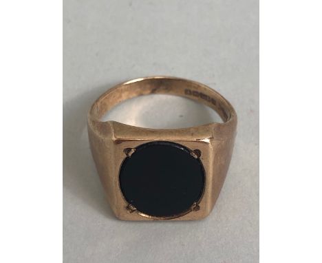9ct Gold signet ring set with an oval plaque of black onyx approximately 7.6g size U