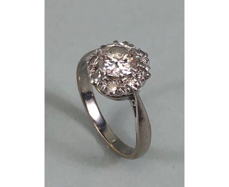 18ct White Gold daisy style ring set with a central diamond of approx 1ct and surrounded by eight claw set diamonds size appr