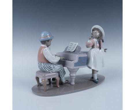 Glossy enchanting sculpture of a pianist and a singer, enjoying the music. Lladro backstamp. This item has its original box (